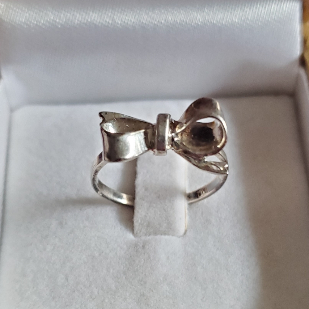 Chic Sterling Silver Bow Ring.